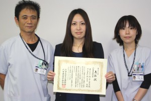 戸田幸子先生(中央)と研究指導担当の井上基浩准教授(左)、中島美和助教(右)